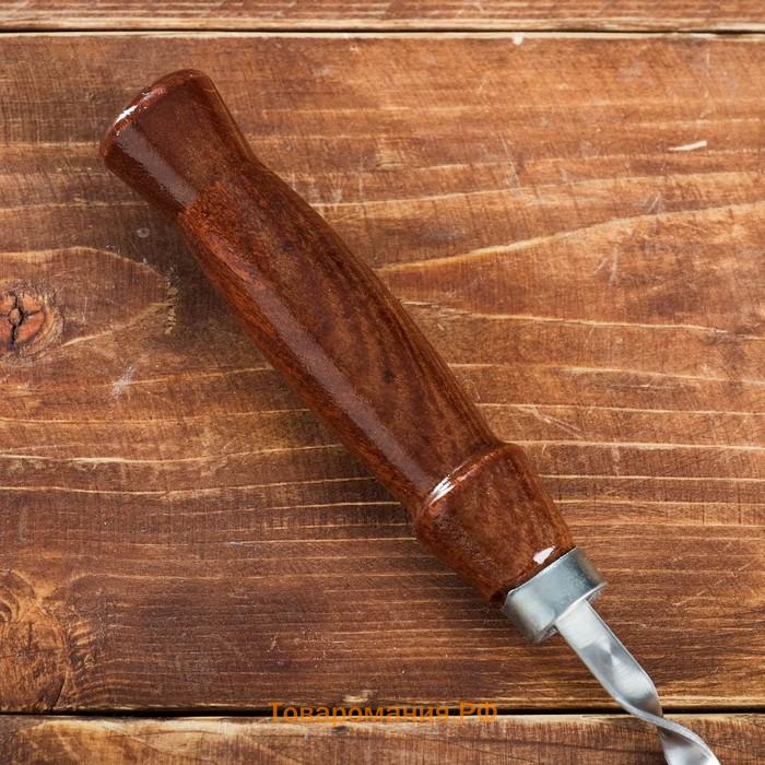 Шампур с деревянной ручкой, рабочая длина - 40 см, ширина - 8 мм, толщина - 2 мм с узором