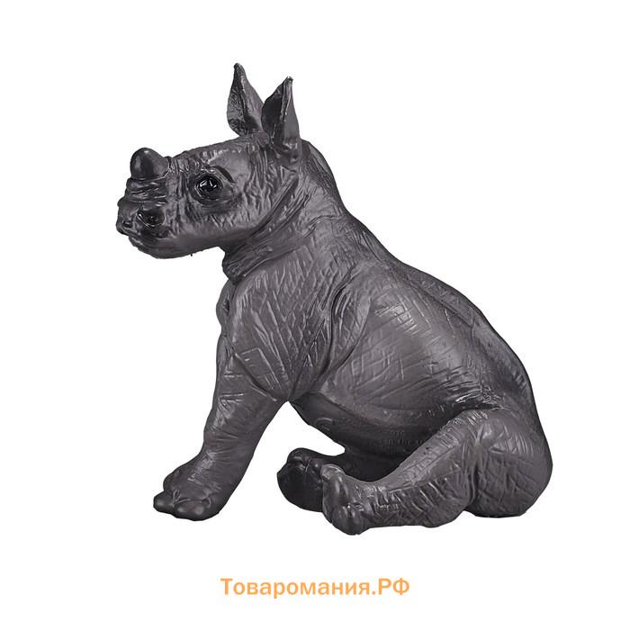 Фигурка Konik «Носорог, детёныш (сидящий)»