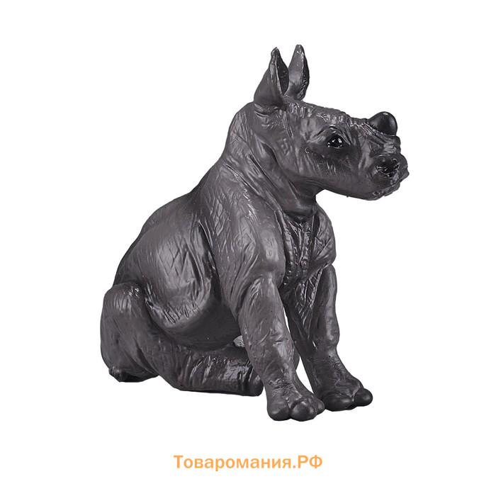 Фигурка Konik «Носорог, детёныш (сидящий)»